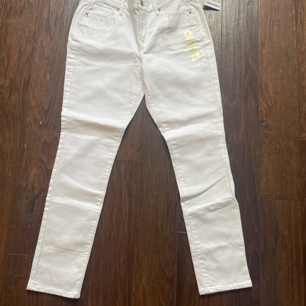 Women’s white Old Navy size 6 jeans